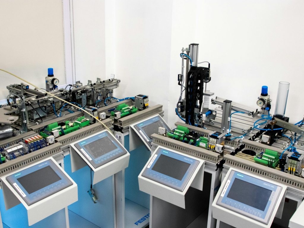 Hochtechnologisches industrielles Automatisierungssystem mit Bedienfeldern im Innenbereich.