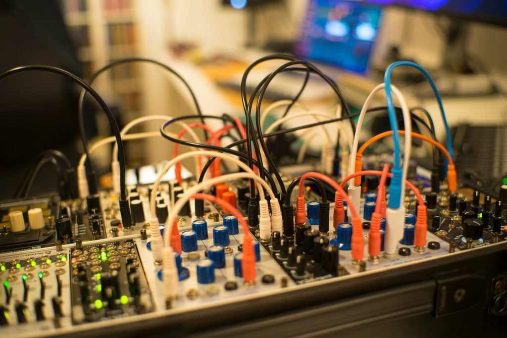 Nahaufnahme einer Steuerplatine mit vielen Kabeln